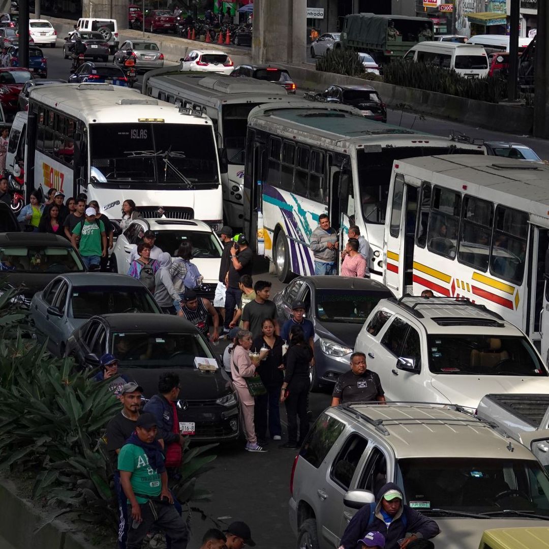 Transportistas del Edomex durante un bloqueo en vialidades principales de la entidad