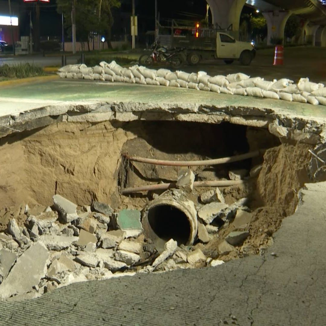Socavón en avenida Ávila Camacho