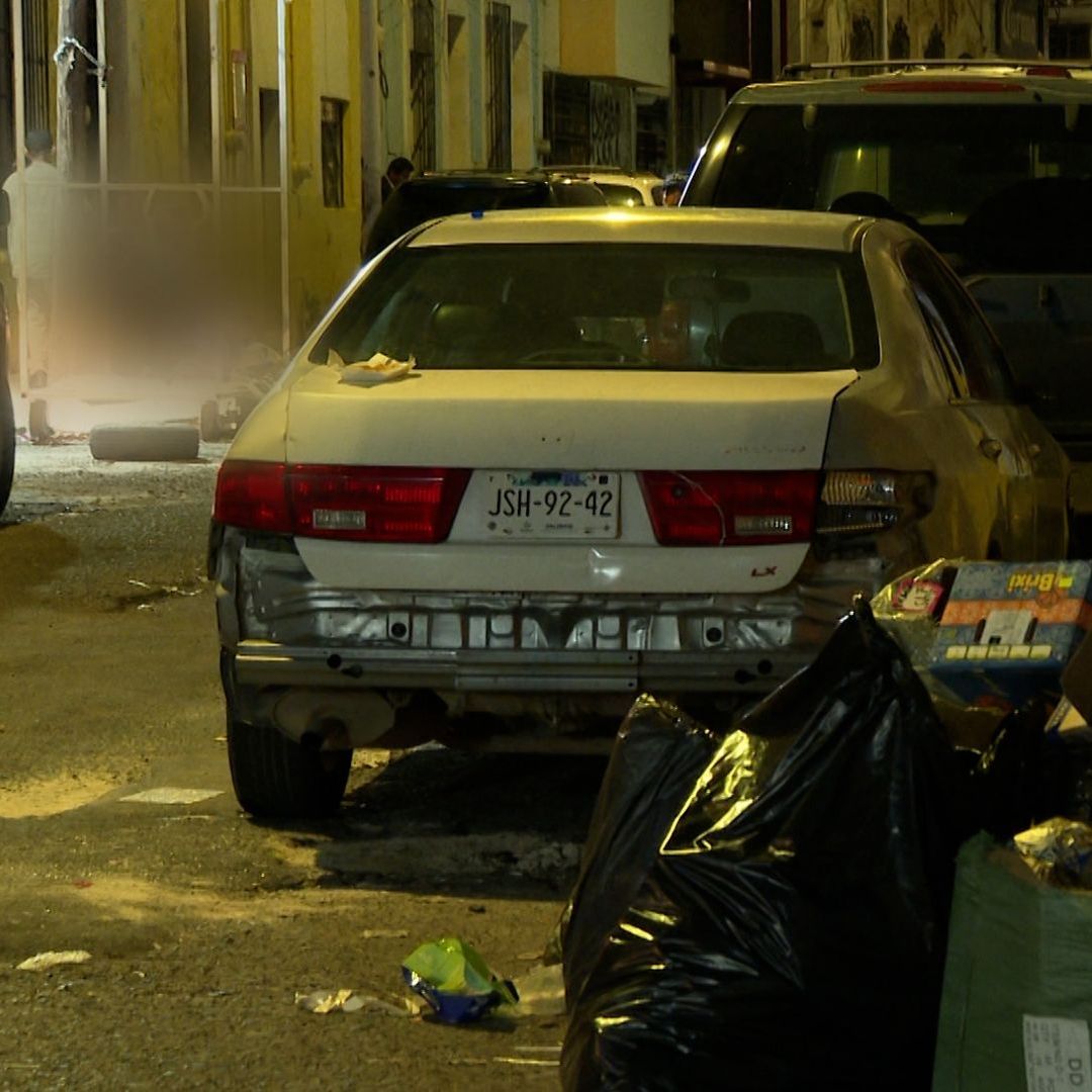 Menor abandonado en carro