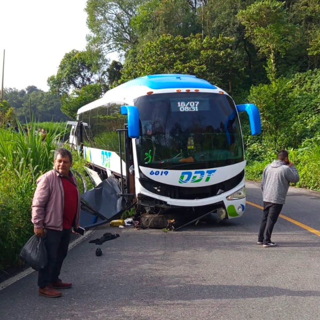 La unidad se accidentó con pasajeros a bordo sobre la autopista.