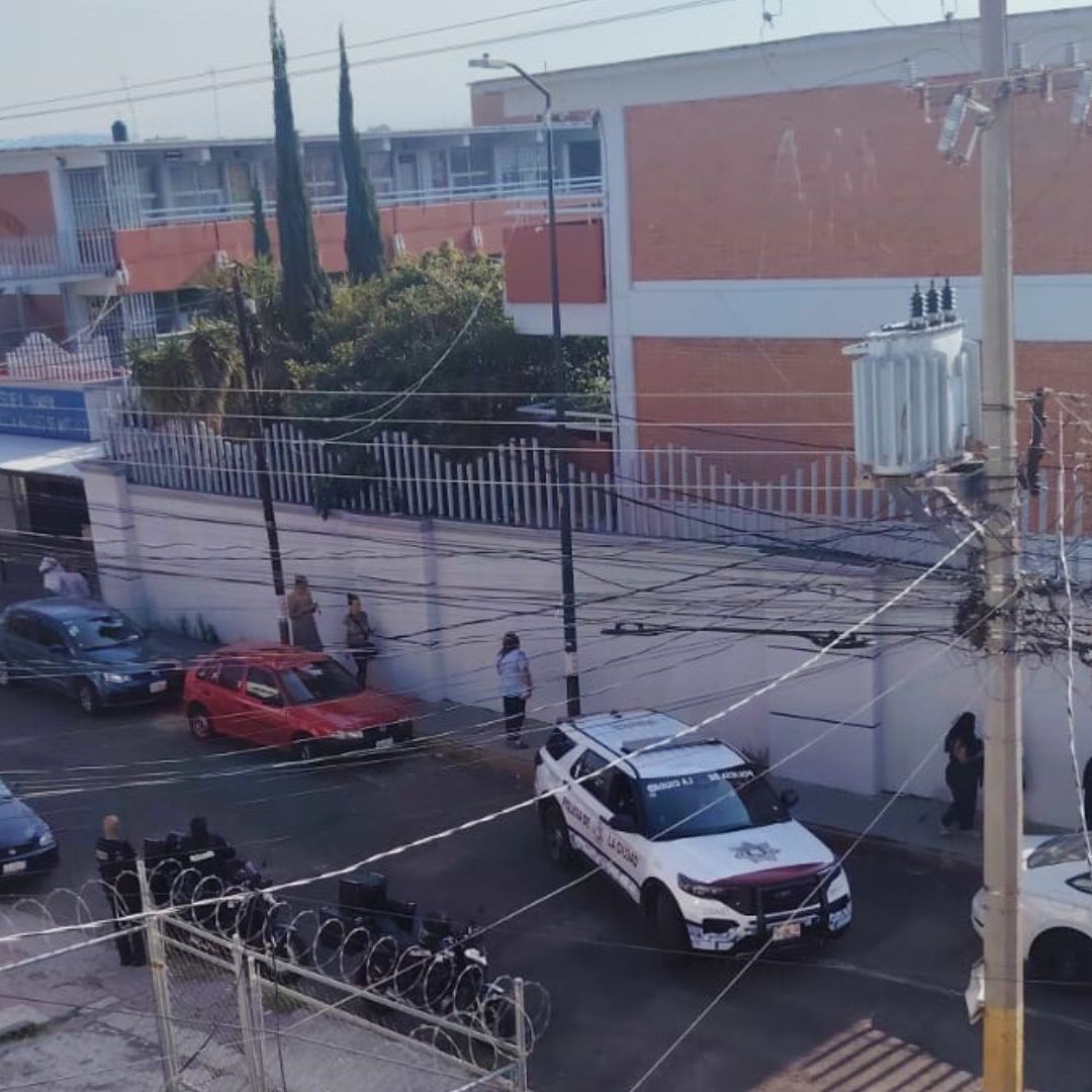 Abandonan cartulina con mensaje de amenazas en escuela primaria Adela Márquez de Puebla.