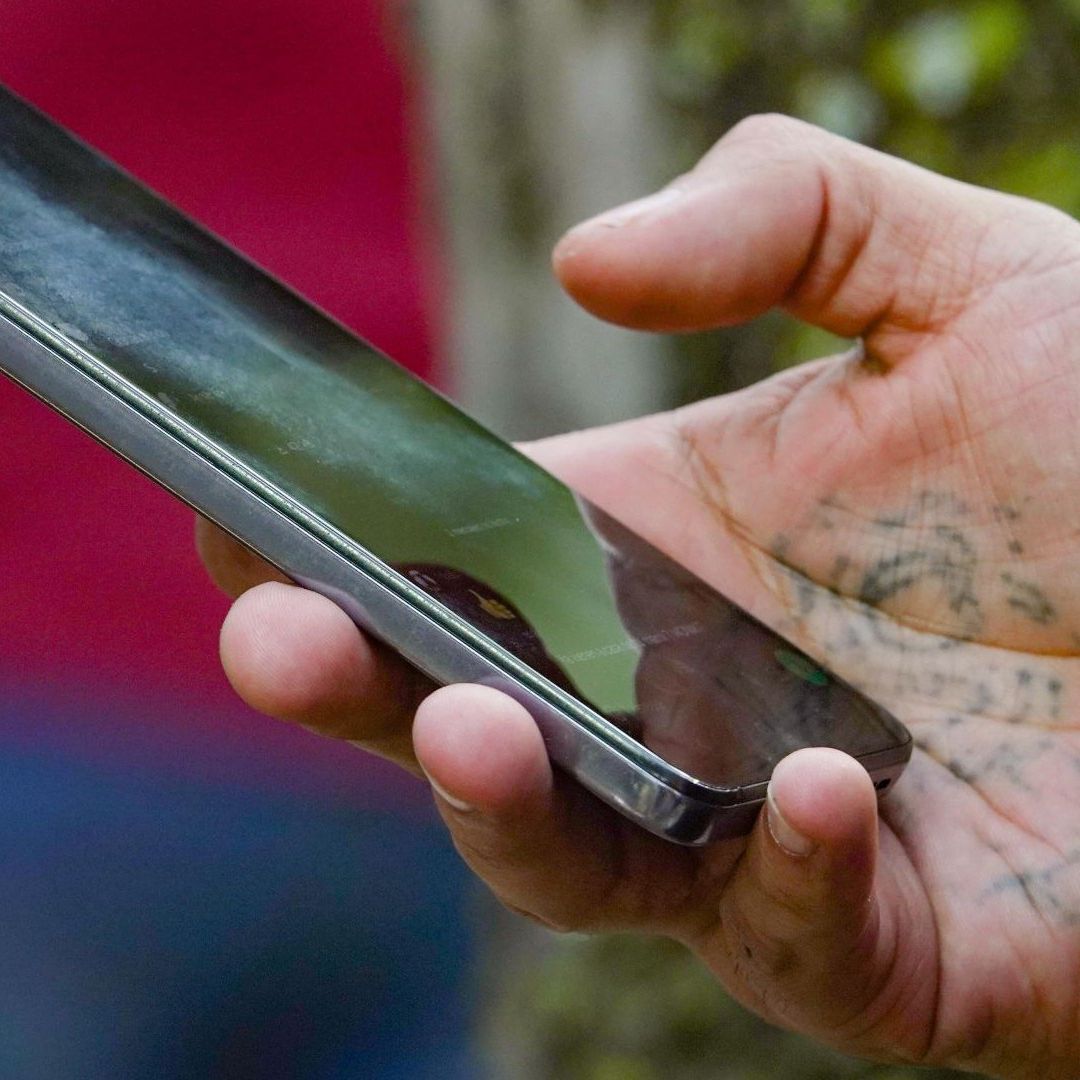 Persona con celular en mano espera la llegada del mensaje del Simulacro Nacional del 6 de mayo 2026