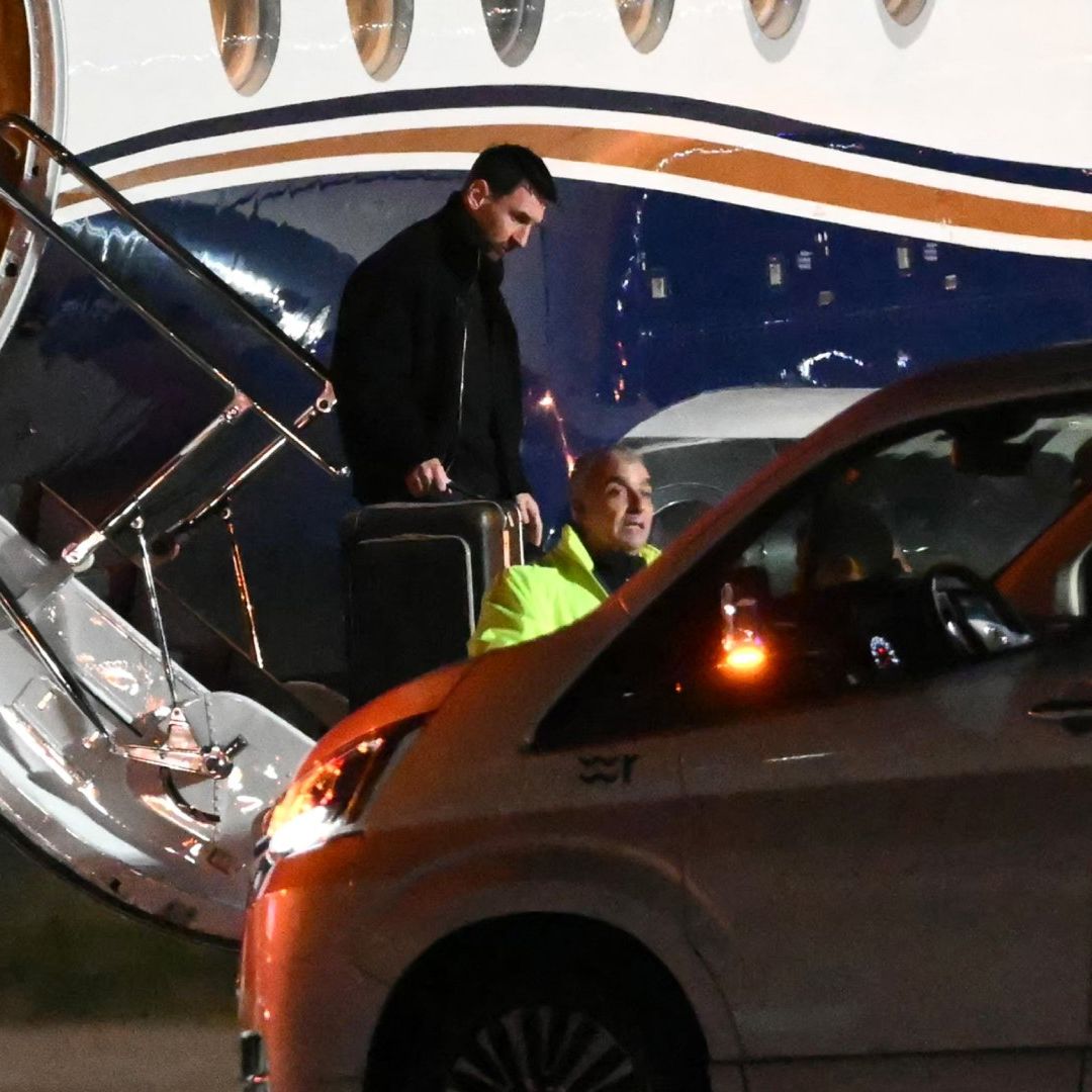 Messi llegando al Aeropuerto Internacional Islas Malvinas. Foto: AFP