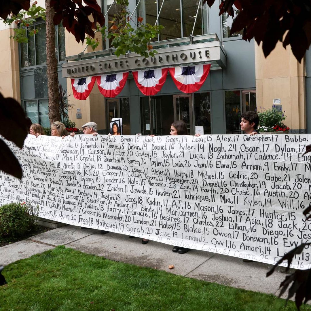 En California, personas sostienen pancarta con nombres de menores de edad; sus padres señalan muertes presuntamente relacionadas con uso de redes sociales. Foto: Reuters