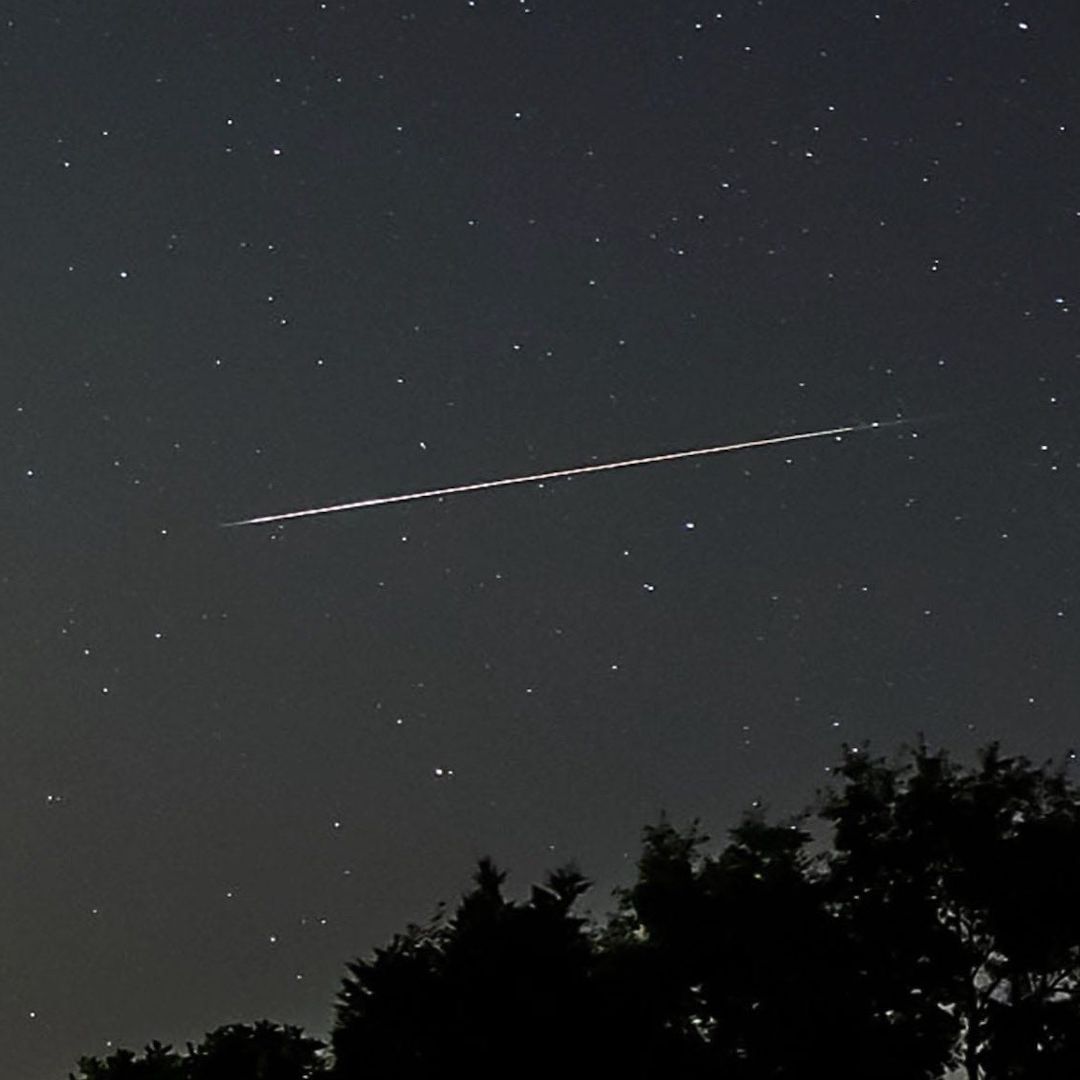 Estrella fugaz en el cielo