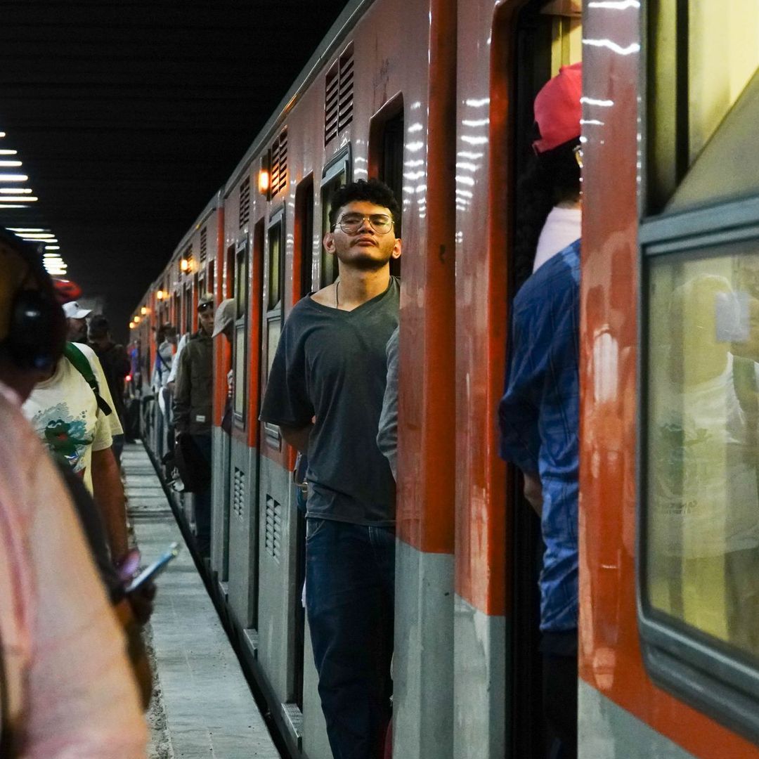 Convoy del Metro de CDMX detenido por avance lento.