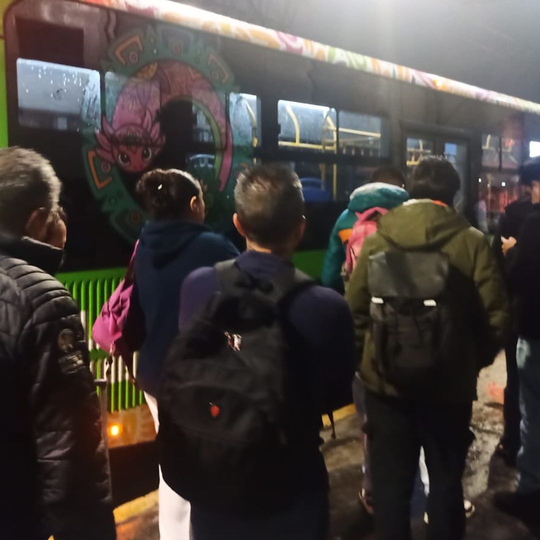 Pasajeros hacen fila para usar los camiones del RTP tras el cierre temporal de algunas estaciones de la Línea 5 del Metro