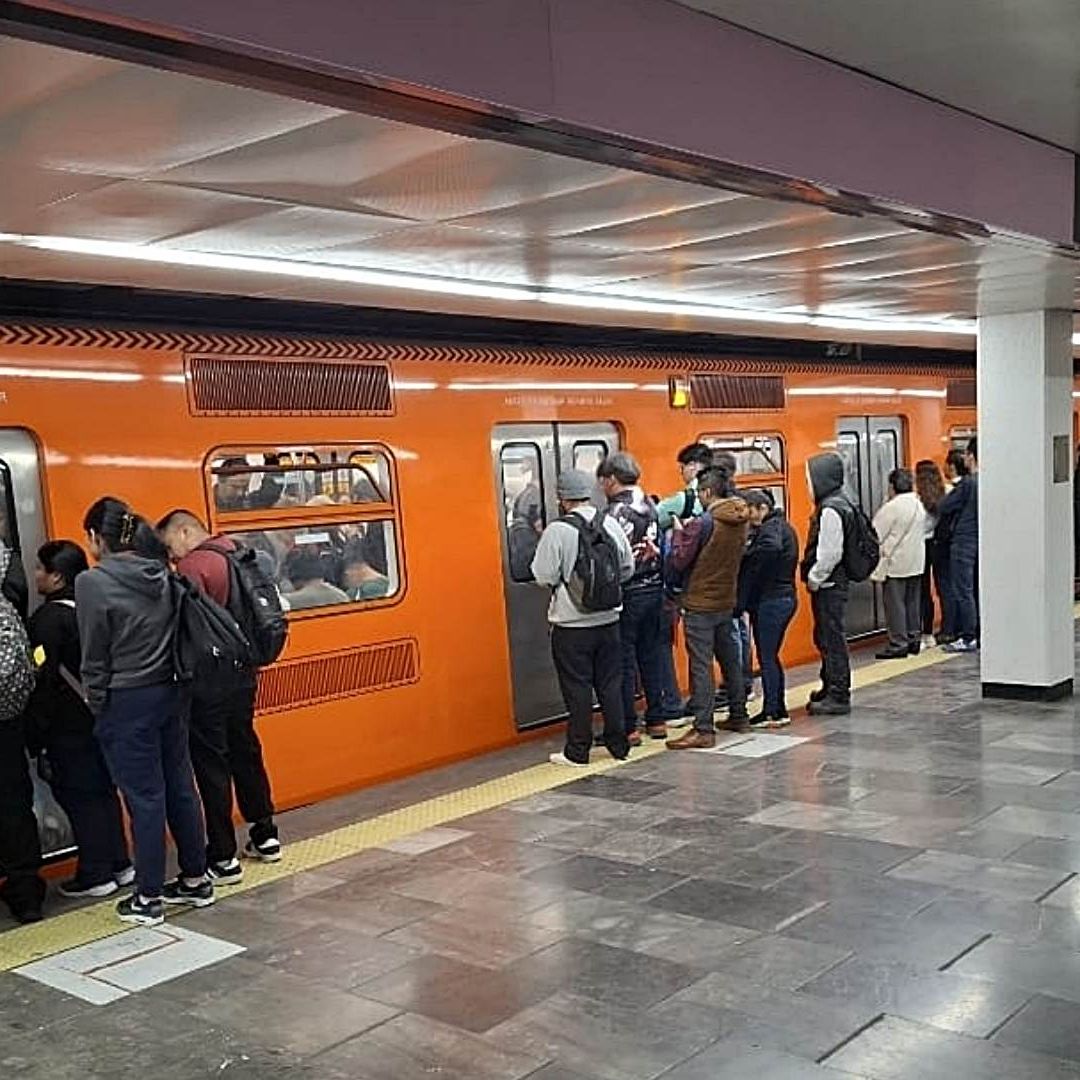 Gente espera arribo del tren en el Metro Ciudad de México (CDXM).