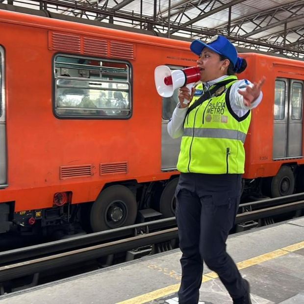 Personal del Metro brinda indicaciones a usuarios. Foto: Metro CDMX
