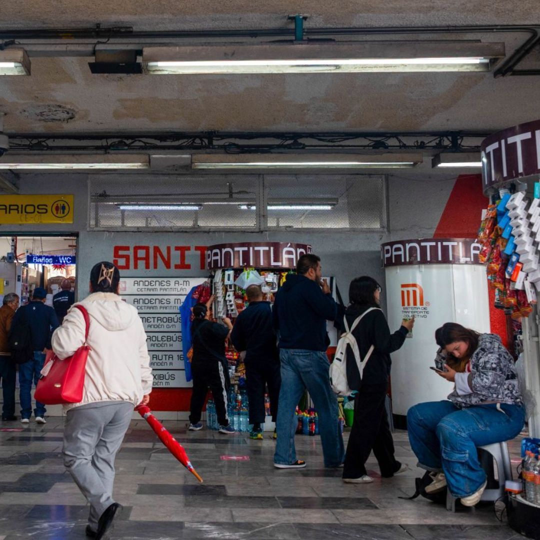 Vista general de usuarios y vendedores en la estación Pantitlán del Metro de la CDMX