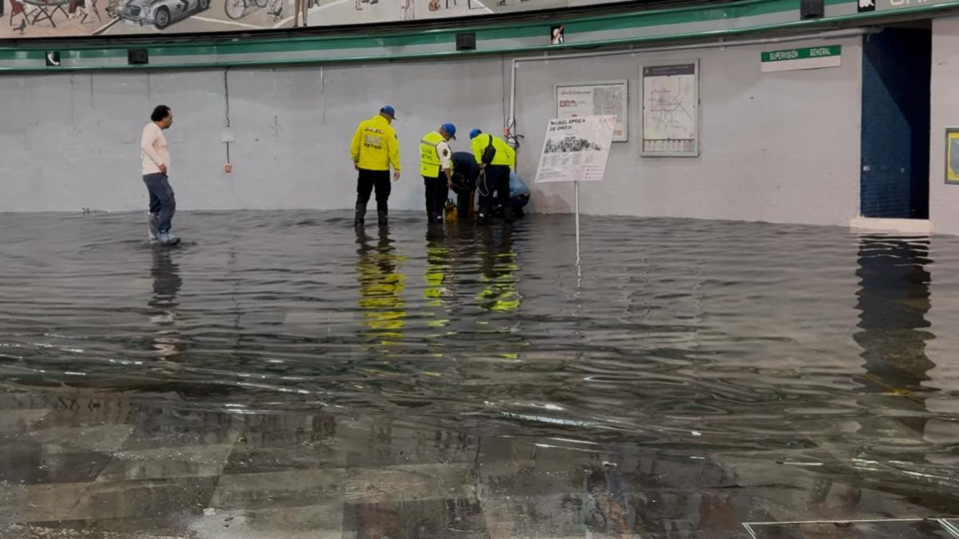 Limpian Zona de Taquillas de Estación San Lázaro de Línea B del Metro CDMX tras Inundación