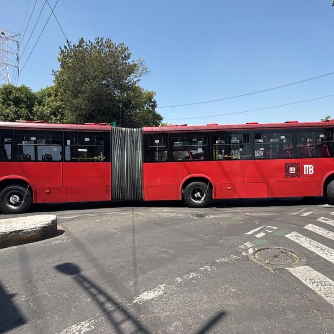 Metrobús CDMX varado en Insurgentes y Eje 2 Norte