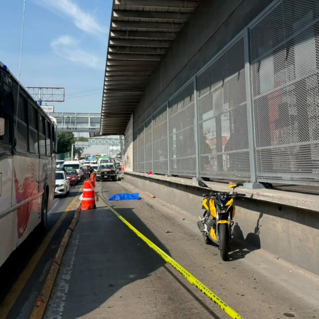 Motociclista atropella a peatón en carril confinado del Mexibús en Ecatepec, Edomex. Foto: N+