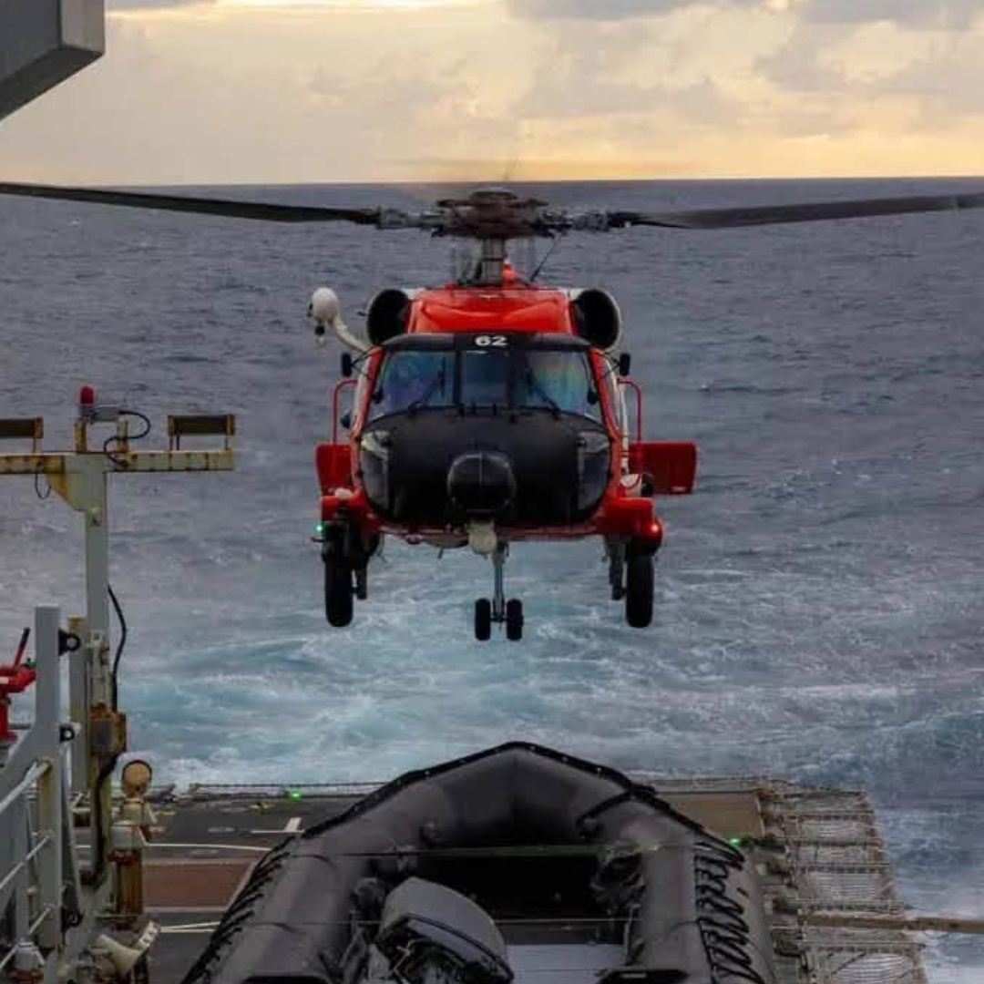 Un helicóptero de la Guardia Costera realiza un aterrizaje en una de sus plataformas