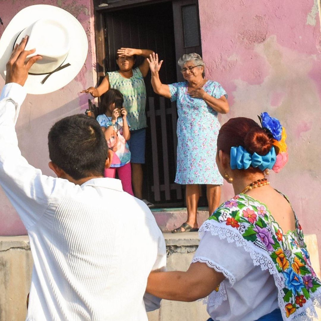 Dos personas se despiden de su familia.
