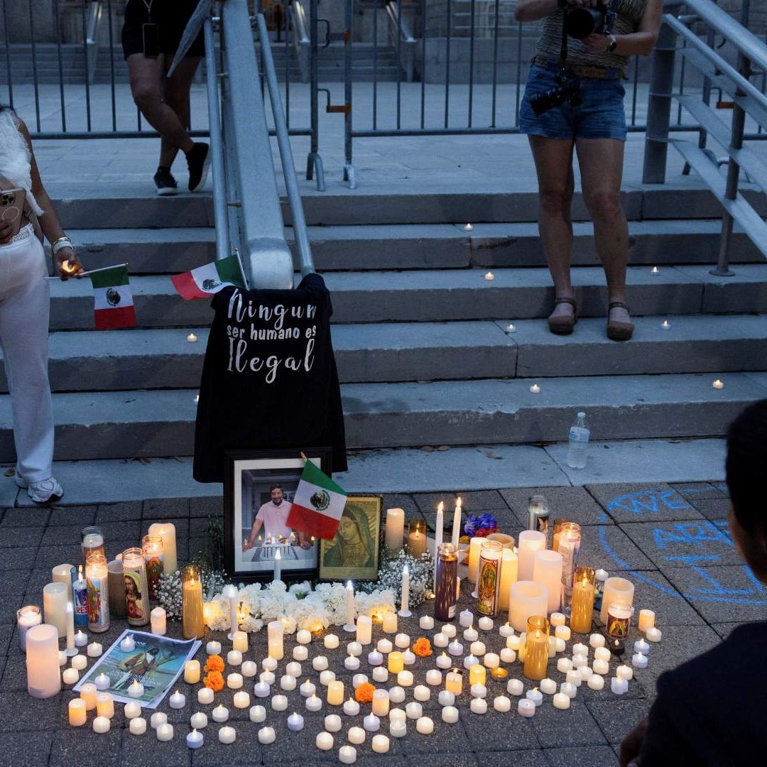 Monumento colocado durante vigilia en memoria del mexicano Lorenzo Salgado Araujo, quien fue asesinado a tiros por un agente del ICE. Foto: Reuters