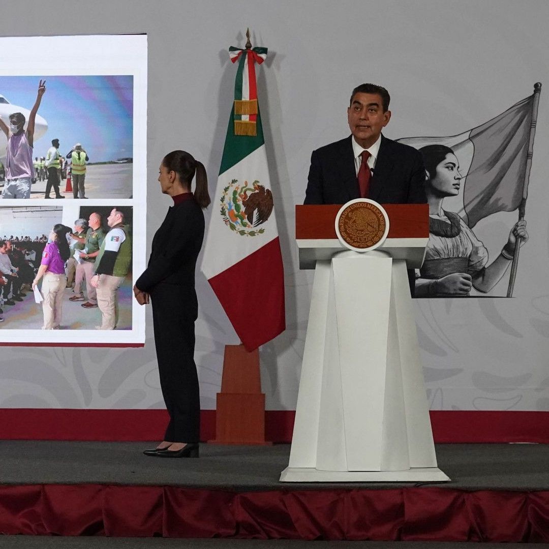 La presidenta Claudia Sheinbaum y Sergio Salomón Céspedes, comisionado del INM
