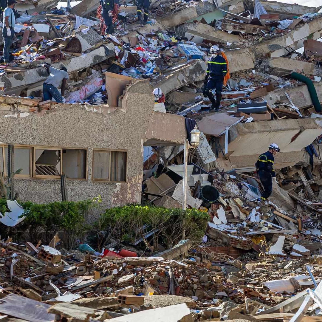 Busqueda de sobrevivientes por terremostos en Venezuela