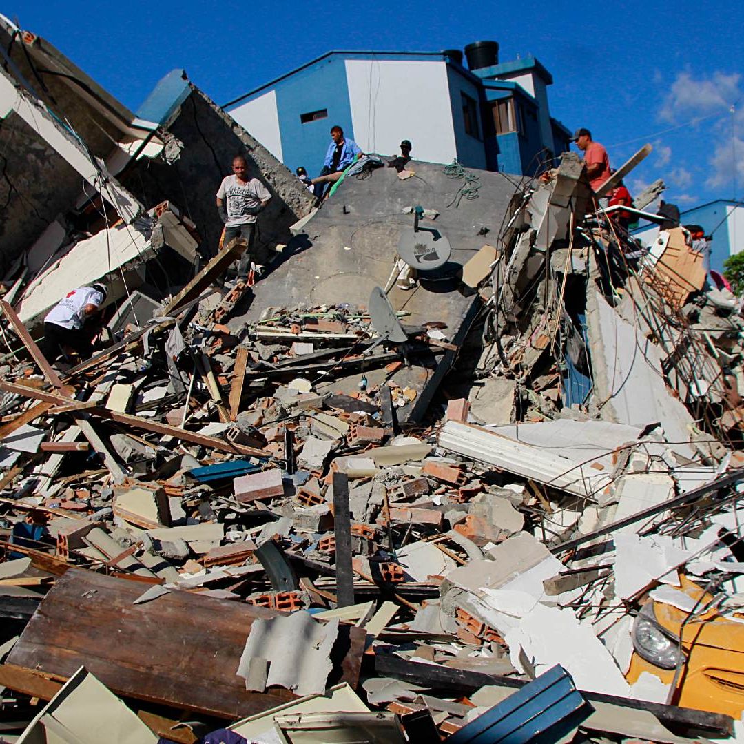 Residentes buscan entre los escombros tras terremoto en Colombia. Foto: AP