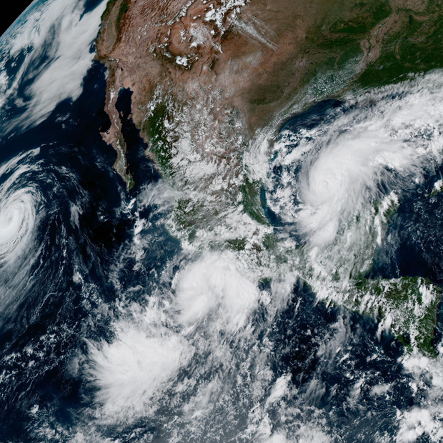 México enfrenta tres ciclones por ambos océanos