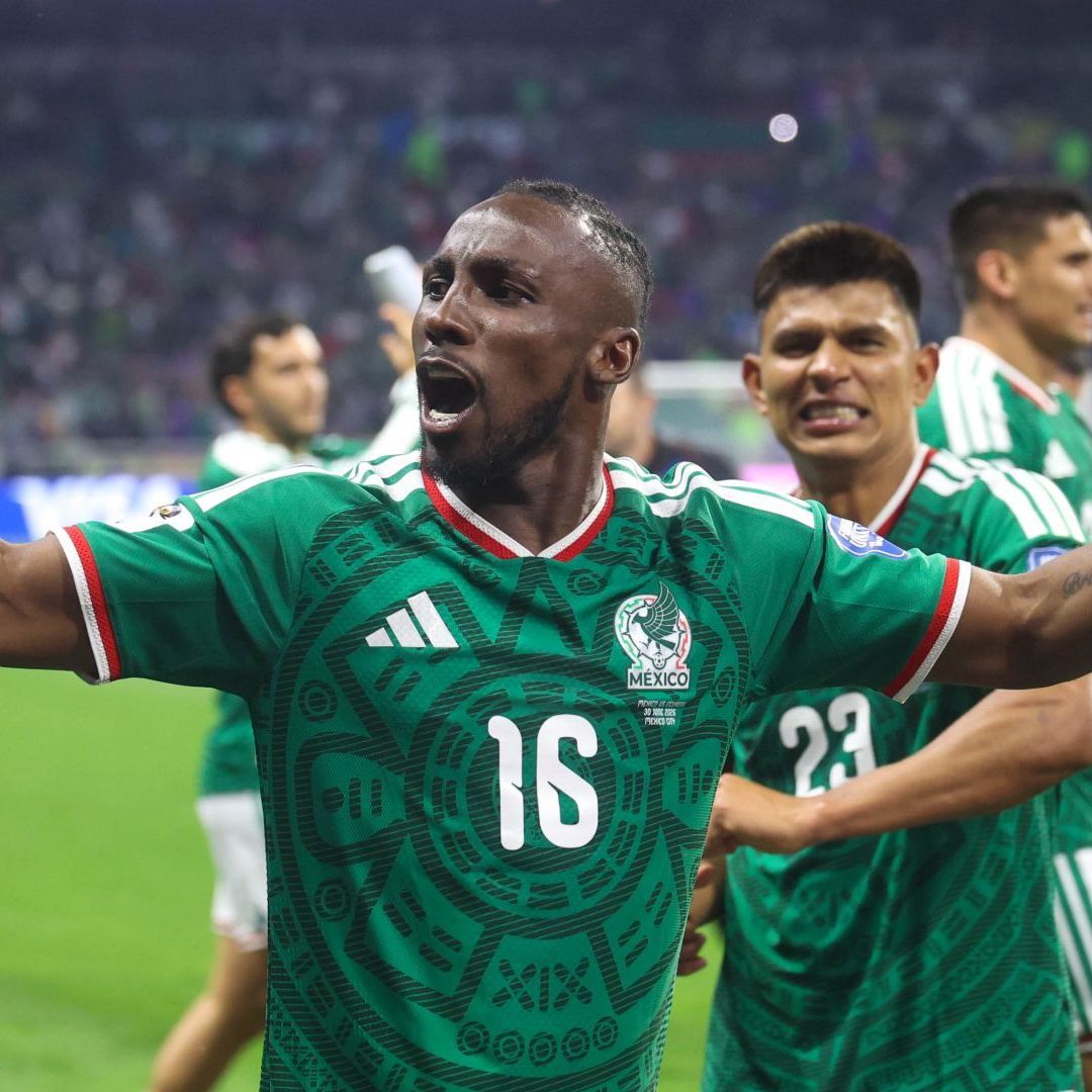 Juagores de la Selección Nacional celebran el triunfo sobre Ecuador.