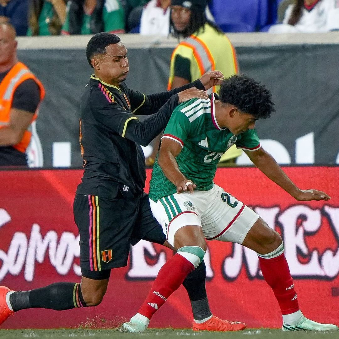 El mexicano Isaías Violante disputa la pelota con un jugador peruano en el reciente duelo amistoso.