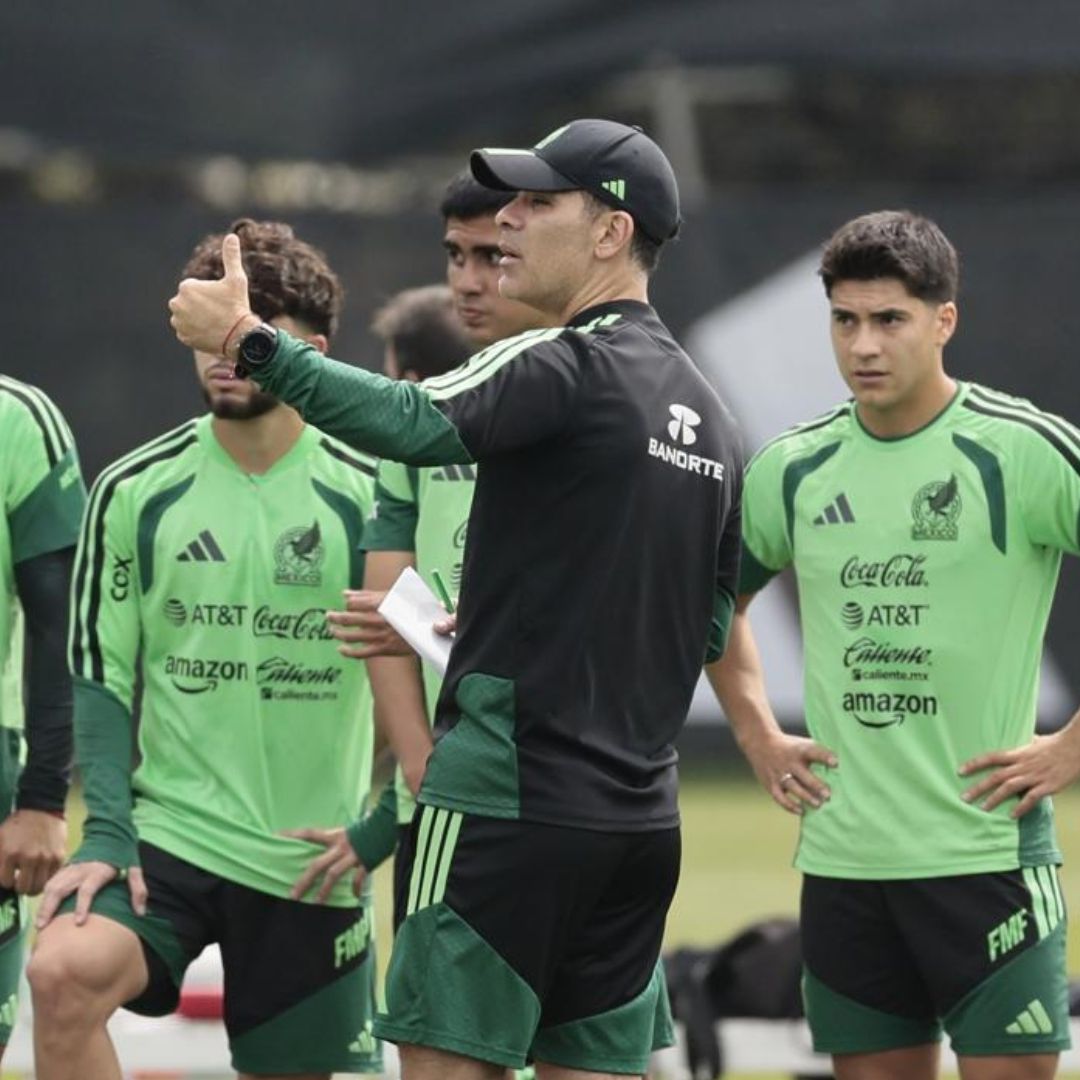 El entrenador Rafael Márquez comparte sus conceptos futbolísticos con los jugadores de la Selección Mexicana durante una práctica.