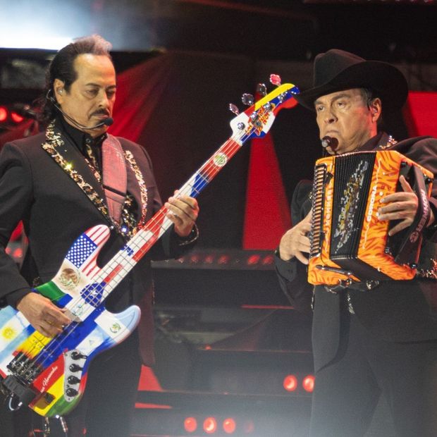 Los Tigres del Norte durante concierto en la explanada de la Alcaldía Venustiano Carranza