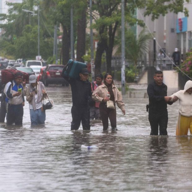 Fuertes lluvias en Acapulco, Guerrero, tras el paso del huracán Polo