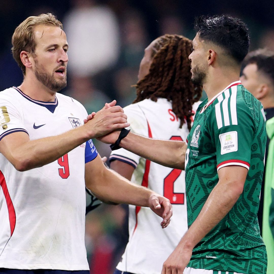 Harry Kane saluda a Raúl Jiménez tras el partido México vs Inglaterra en el Mundial 2026