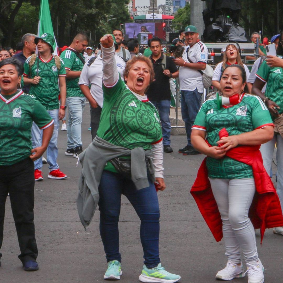 Aficionados portan la playera de la Selección Mexicana, para apoyar a México en el Mundial.