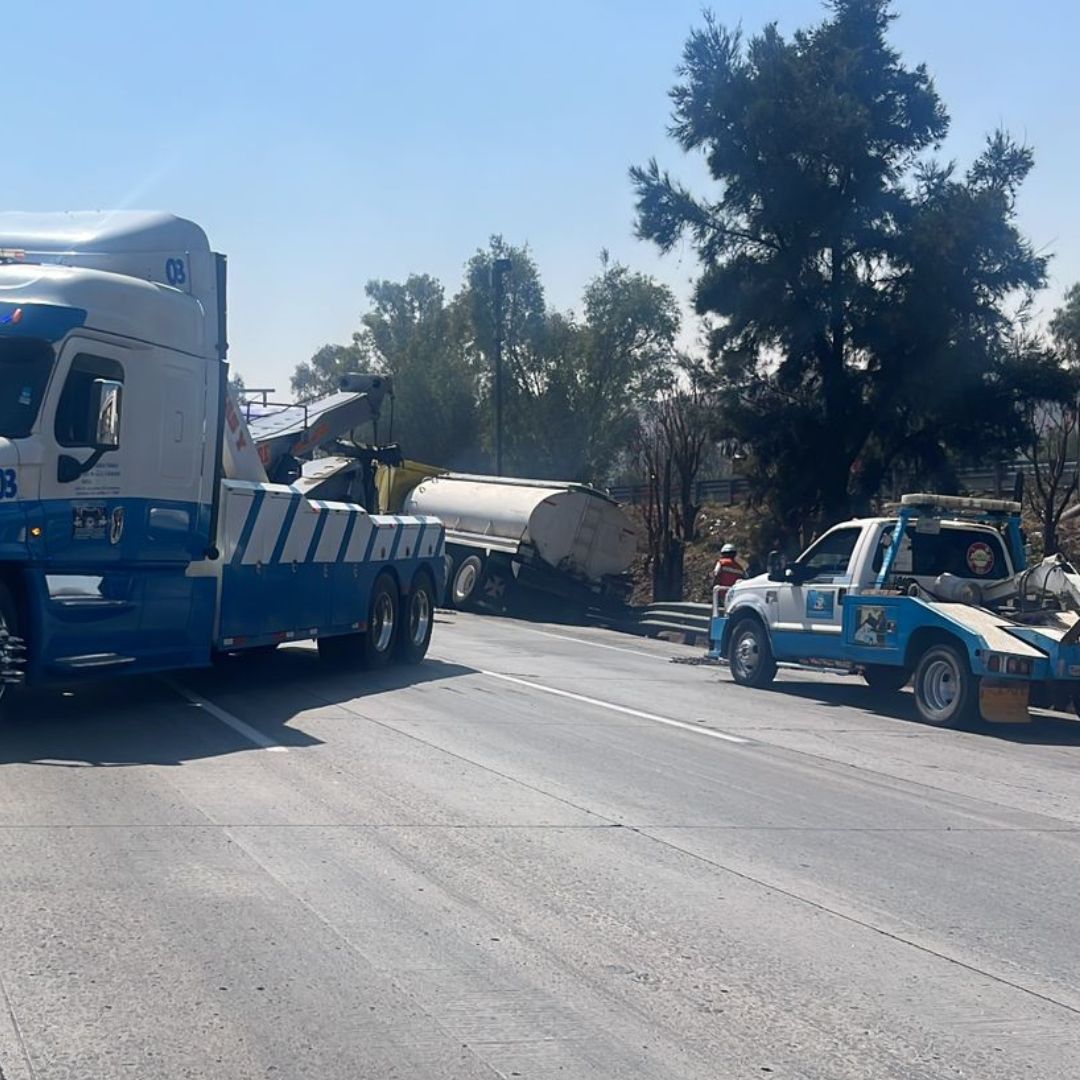 Una pipa se salió del camino en el km 57 de la autopista México-Querétaro