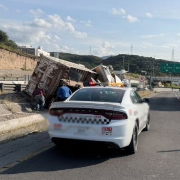 La Guardia Nacional atiende un accidente en el km 206 de la autopista México-Querétaro