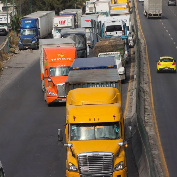 Transportistas afectan la circulación en la México-Querétaro