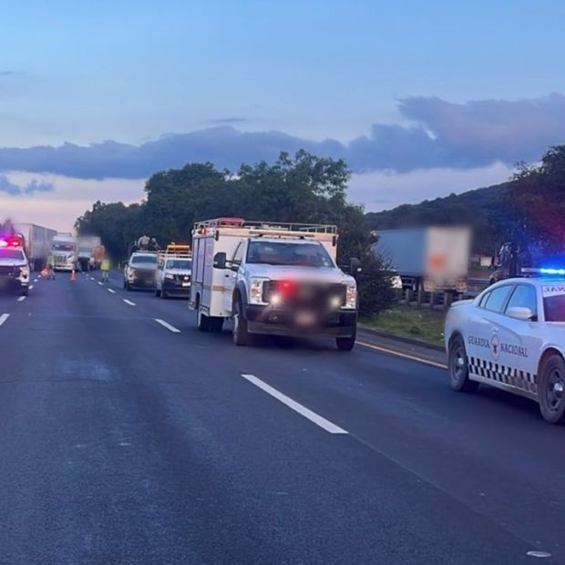 Patrullas de la Guardia Nacional y Vehículos de Emergencia en una autopista