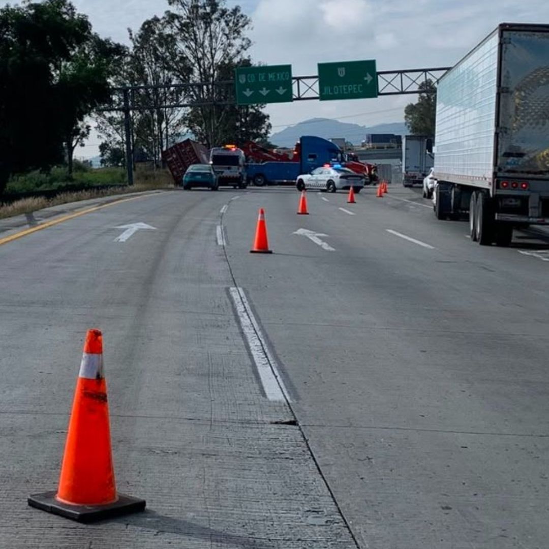 Guardia Nacional atiende un accidente en el km 83 de la autopista México-Querétaro