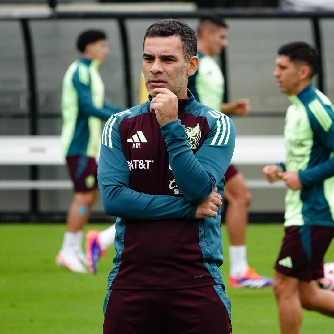 El estratega Rafael Márquez observa el entrenamiento de los convocados de la Selección Mexicana.
