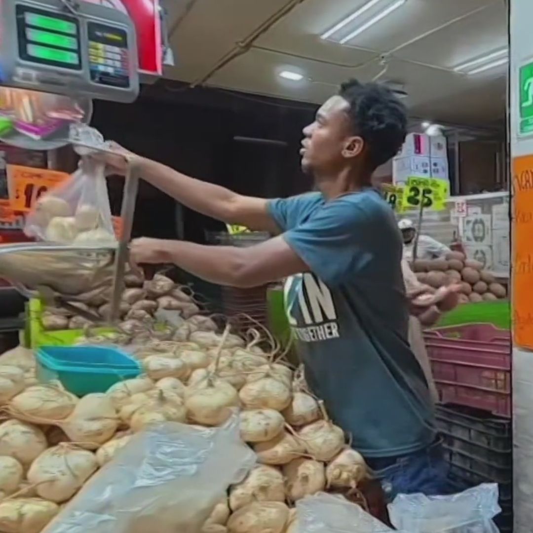 Migrante laborando en la Central de Abasto de la Ciudad de México.