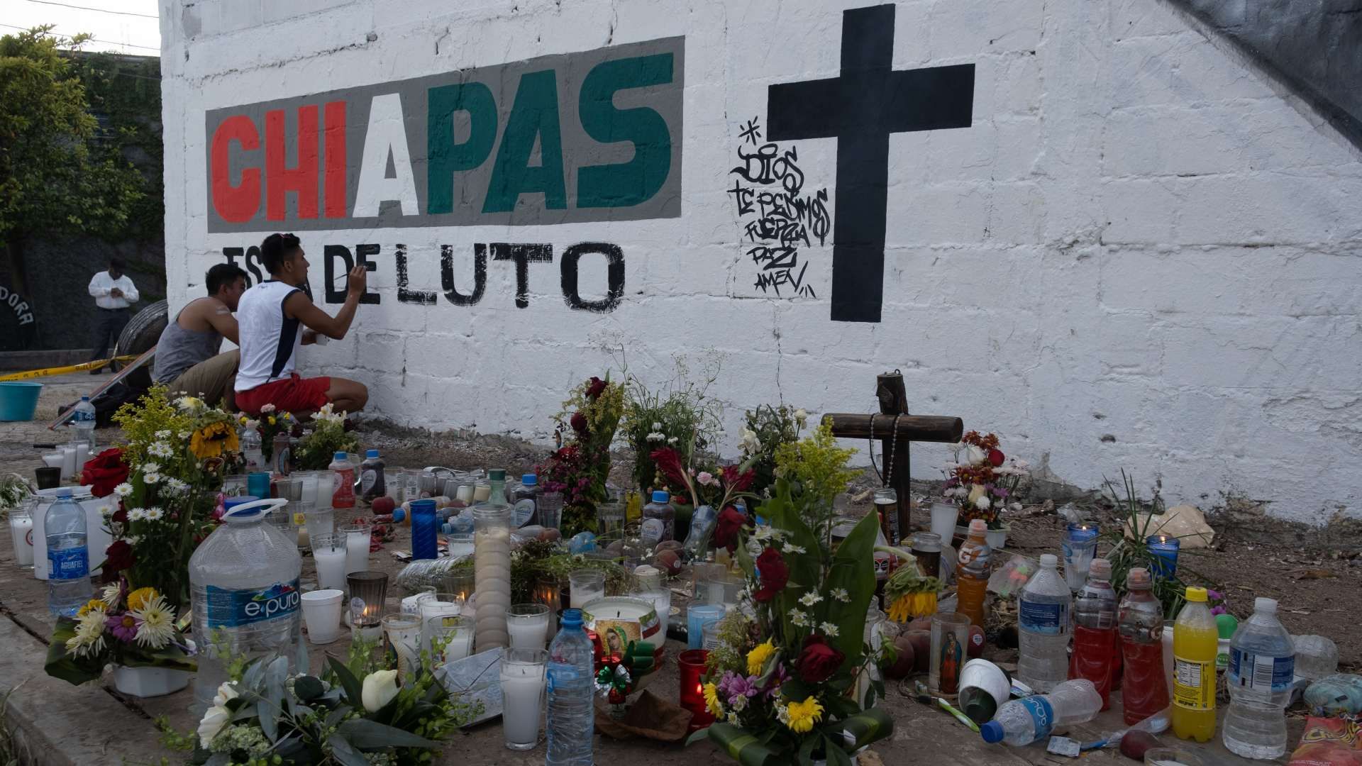 Veladoras y cruces en un mural realizado tras muerte de migrantes, en un accidente en Chiapas en diciembre 2021. Foto: Cuartoscuro | Chiapas
