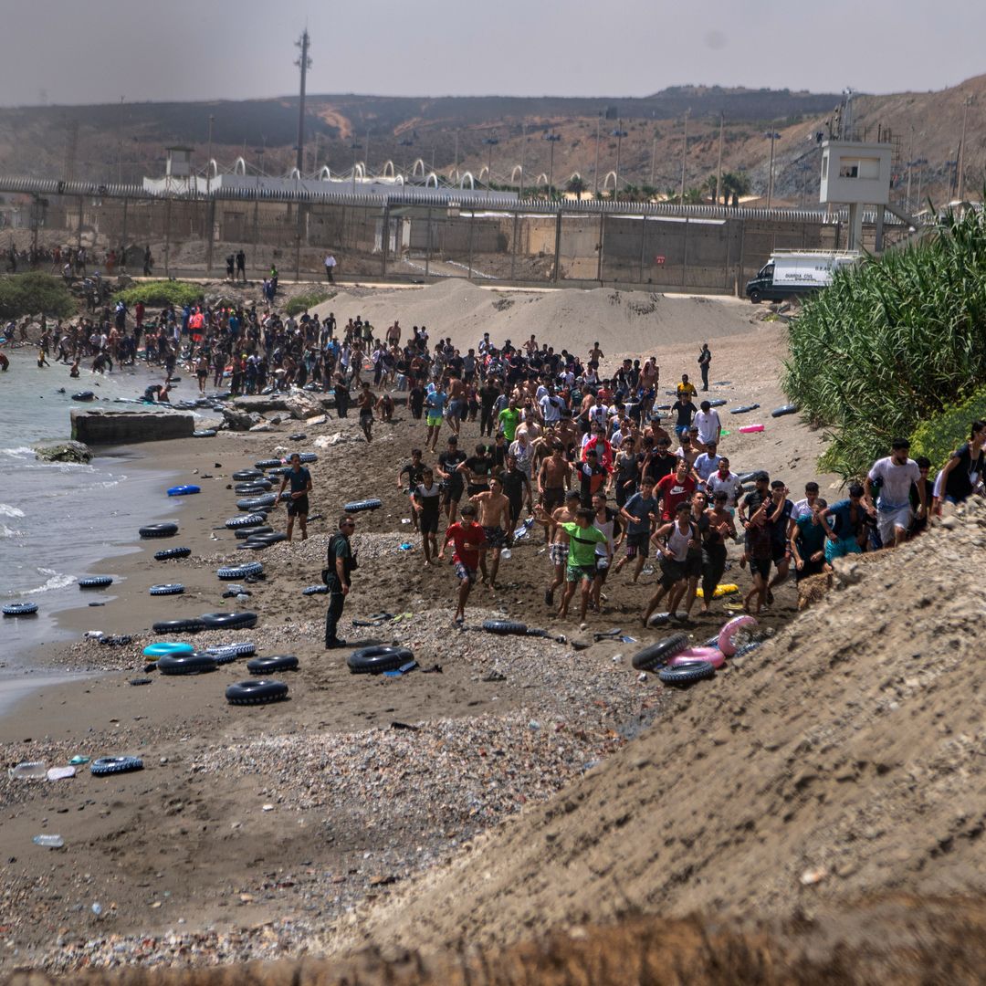 Migrantes intentan ingresar a Ceuta, España, desde Marruecos el jueves 30 de julio de 2026.