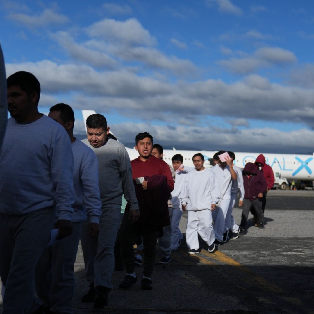 Un grupo de migrantes es deportado hacía Guatemala desde EUA