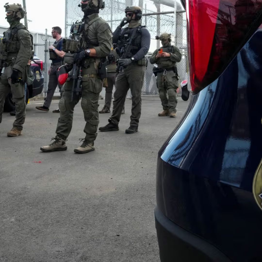 Oficiales del Servicio de Inmigración y Control de Aduanas de Estados Unidos (ICE) y agentes federales