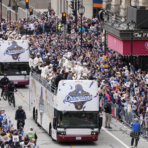 Los autobuses que transportaban al equipo campeón recorrieron el centro de la ciudad de Milwaukee.