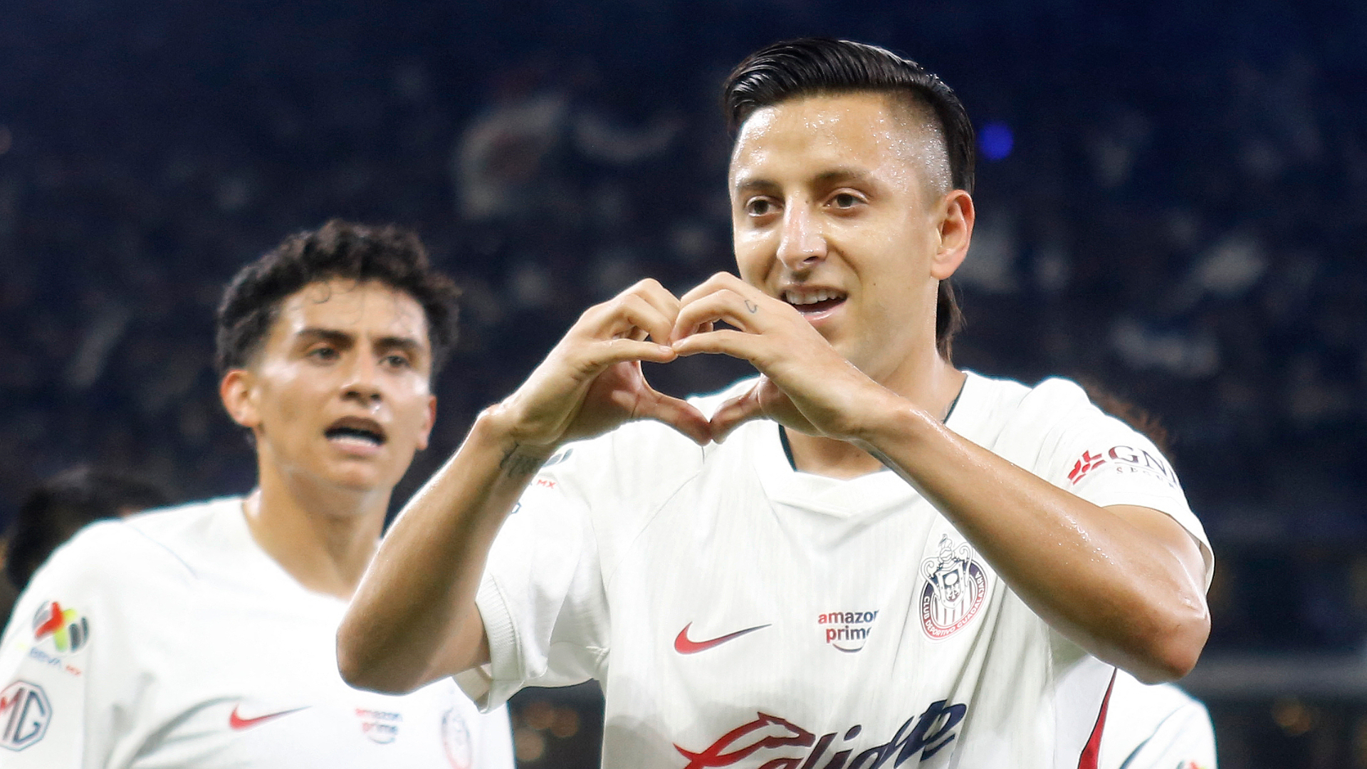 Roberto Alvarado, jugador de las Chivas, durante el partido ante Rayados de la Liga MX