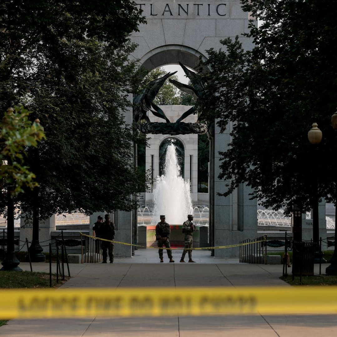 Guardia Nacional cerca del Memorial de la Segunda Guerra Mundial, después de actos de vandalismo, en Washington. Foto: Reuters