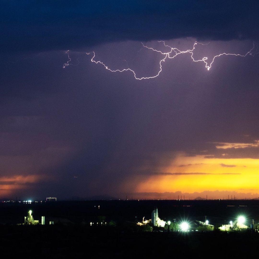 Lluvia sobre ciudad desértica