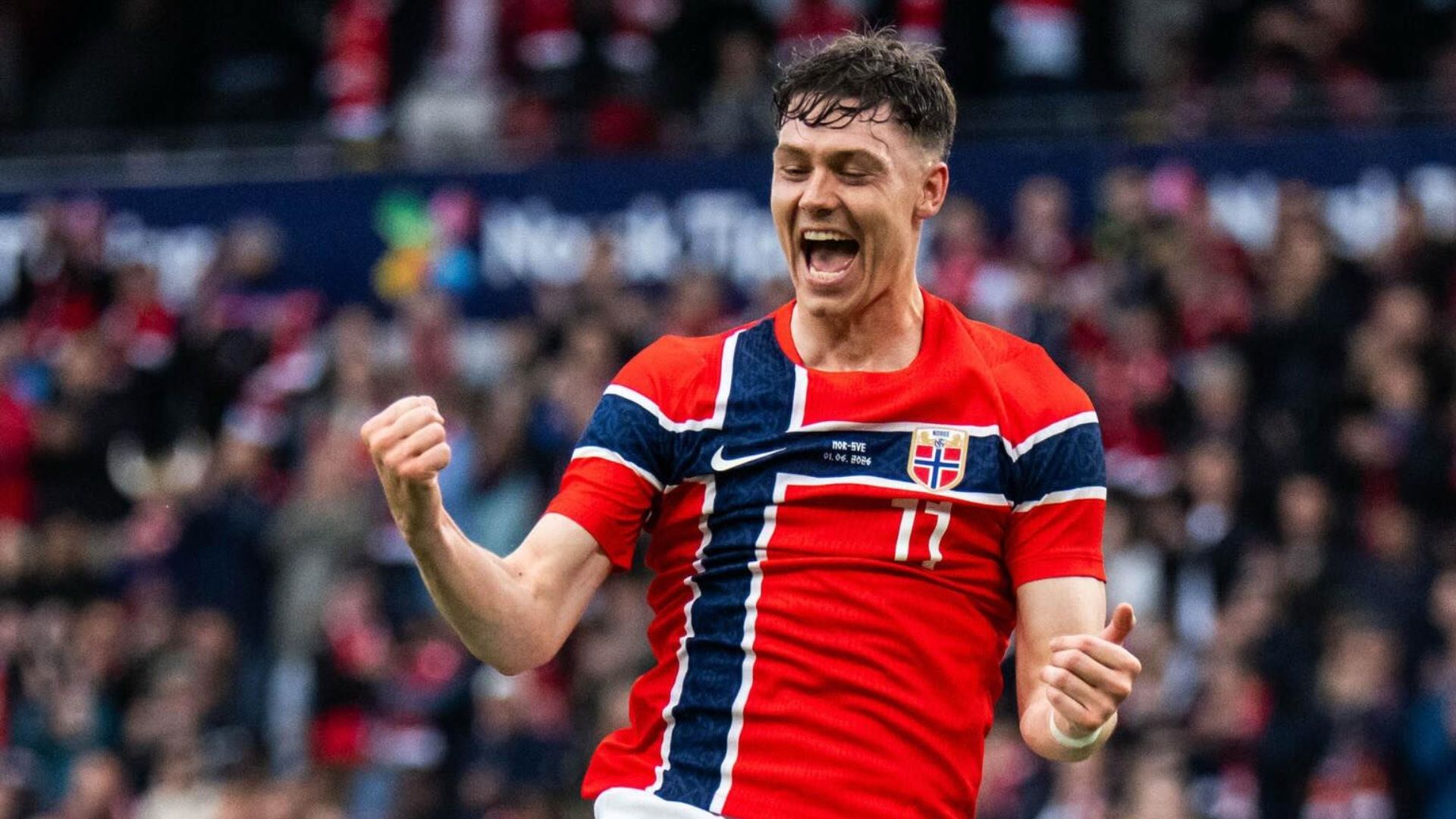 El noruego Jorgen Strand Larsen festeja uno de sus dos goles ante Suecia.