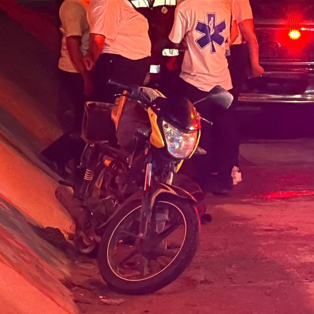 Tras el fuerte choque, el motociclista fue proyectado varios metros.