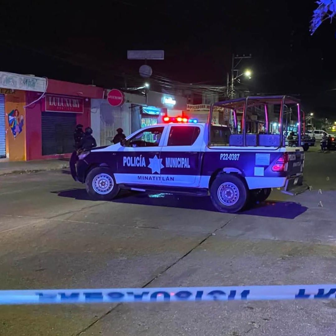 Movilización y acordonamiento policiaco por ataque armado a motocicleta en Minatitlán, Veracruz