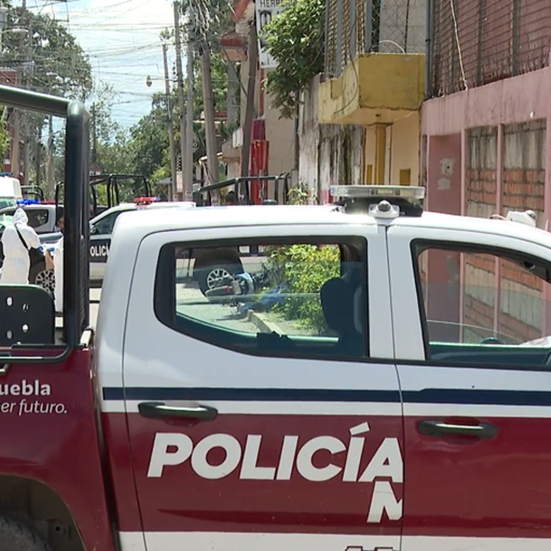 El cuerpo de la víctima terminó sobre la vía pública.